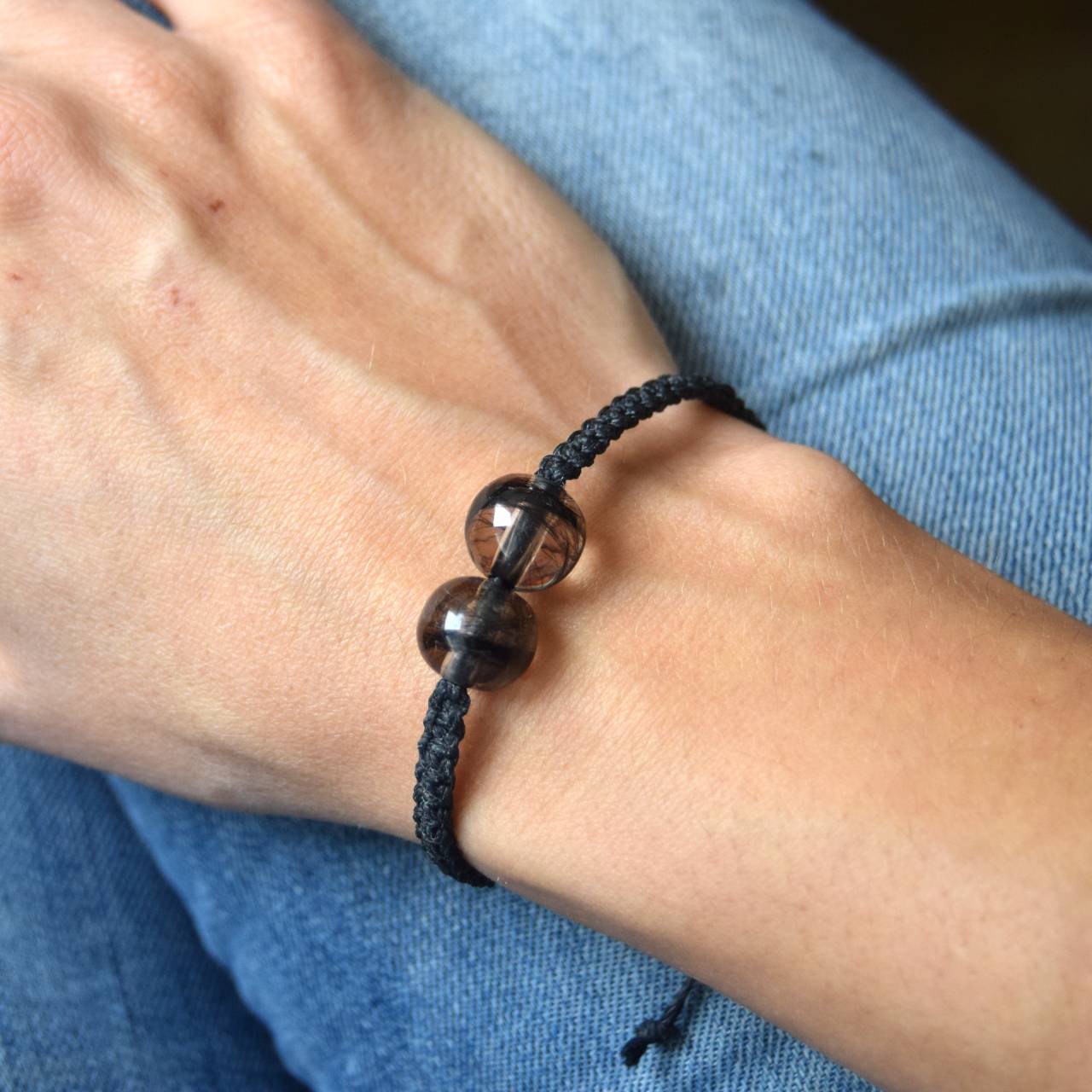 Náramek s korálky ze psí srsti